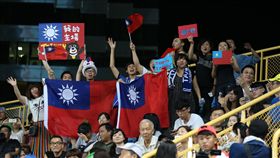 世大運　為楊俊瀚加油（1）時隔26年，中華代表團在世大運田徑項目再度奪金，而且還是最具價值的男子百公尺金牌。台灣田徑好手楊俊瀚在決賽擊退各國好手，以10秒22拿下這面價值連城的金牌。場邊觀眾也奮力為楊俊瀚加油中央社記者吳家昇攝　106年8月24日