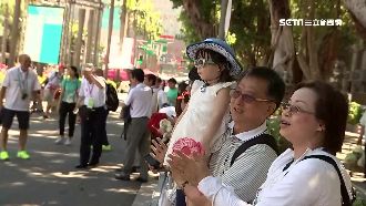 世大運公路賽　民眾路邊觀賽比耐熱