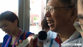 柯文哲慰問世大運志工\體驗樓梯升降椅 盧冠妃攝