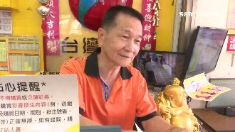 老闆掏20萬買鼓　贈視障街頭藝人