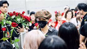 圖/翻攝自YGEX Staff推特 GD送玫瑰花