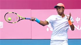 世大運網球男單　李冠毅晉八強（1）世大運網球男子單打24日在台北市網球中心舉行，中華隊選手李冠毅（圖）以6比2、6比2的成績擊敗美國隊選手Martin Redlicki，晉級八強。中央社記者吳翊寧攝　106年8月24日