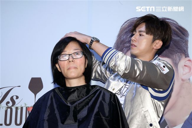 李國毅用自己的配方洗髮精為粉絲洗頭髮。（記者邱榮吉/攝影）