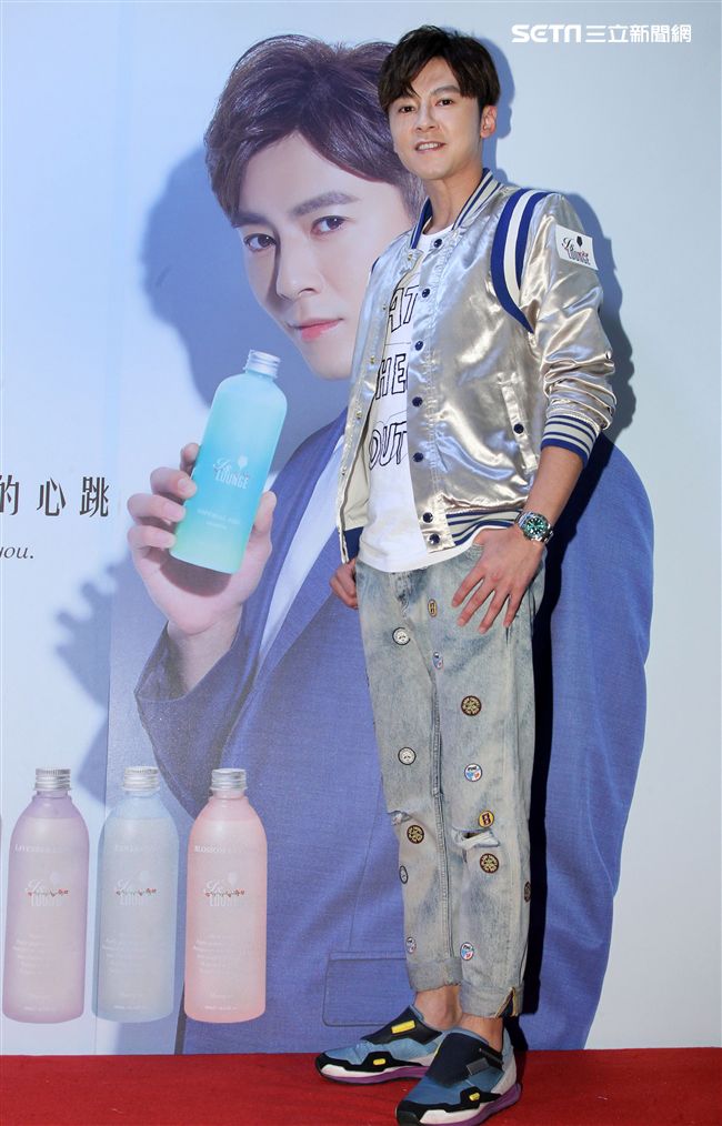 李國毅用自己的配方洗髮精為粉絲洗頭髮。（記者邱榮吉/攝影）