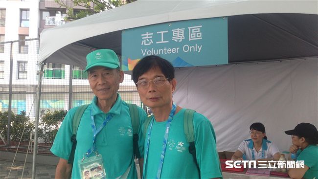 82歲伯精通4語言　樂當世大運志工