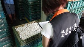 桃園衛生局再下架700公斤問題雞蛋（1）雞蛋檢出芬普尼風波延燒，桃園市衛生局接獲台南市及彰化縣衛生局通知，問題雞蛋已經流入桃園27家早餐、雜貨、餐飲店，衛生局26日指出，已立即前往查核並下架700.8公斤。圖為衛生局人員稽查情形。（桃園市衛生局提供）中央社記者吳睿騏桃園傳真　106年8月26日