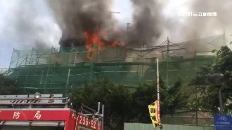 疑電焊不慎　「海功號」漁船起火燃燒