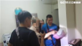 盧姓商人開車至松山區超商兌換零錢，車上的76萬元貨款及簽約書卻被竊走，警方獲報後循線追查，一舉逮獲許姓慣竊，並搜出51萬元贓款，許嫌辯稱因強迫症才行竊（翻攝畫面）