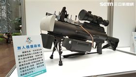 2017世大運開幕迄今，警方已成功驅離2架空拍機，不過，世大運競走、滑輪及馬拉松等比賽，今明兩天將陸續展開競逐，警方已在沿線部署空拍機攔截槍，並呼籲民眾切勿在比賽場館上空及周邊升起空拍機，以免觸法！（翻攝畫面）