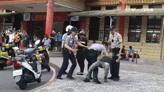 女子不配合酒測　吐口水遭警方壓制