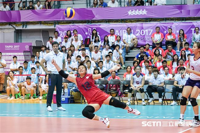 世大運女子排球中華隊與日本爭奪冠軍賽門票。　（圖／記者林敬旻攝）