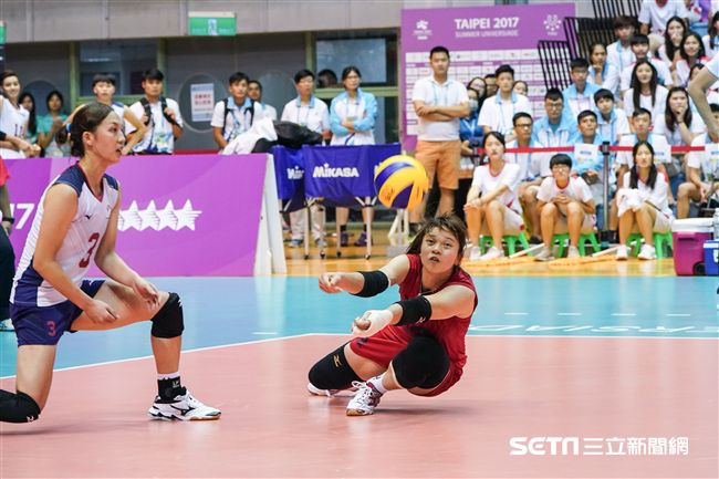 世大運女子排球中華隊與日本爭奪冠軍賽門票。　（圖／記者林敬旻攝）
