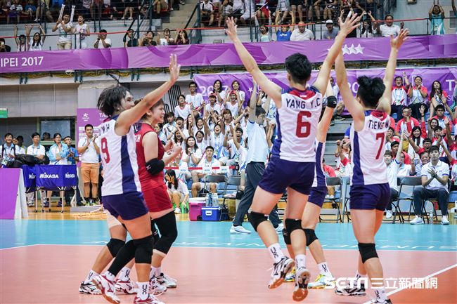 世大運女子排球中華隊與日本爭奪冠軍賽門票。　（圖／記者林敬旻攝）