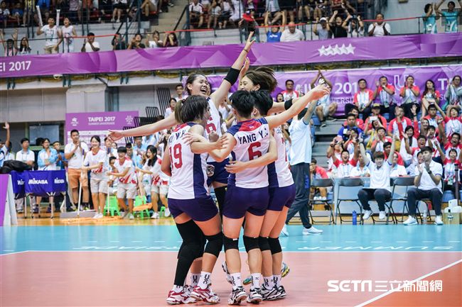 世大運女子排球中華隊與日本爭奪冠軍賽門票。　（圖／記者林敬旻攝）