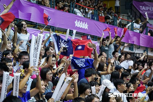 世大運女子排球中華隊與日本爭奪冠軍賽門票。　（圖／記者林敬旻攝）
