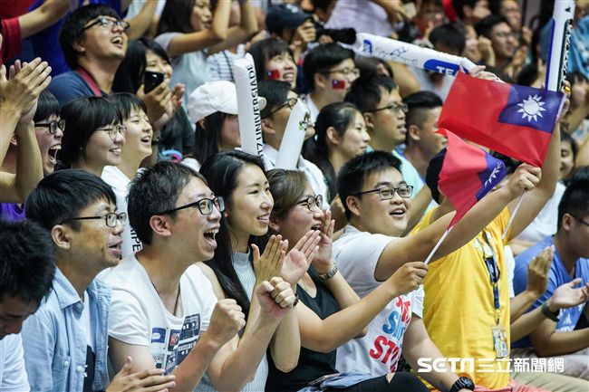 世大運女子排球中華隊與日本爭奪冠軍賽門票。　（圖／記者林敬旻攝）