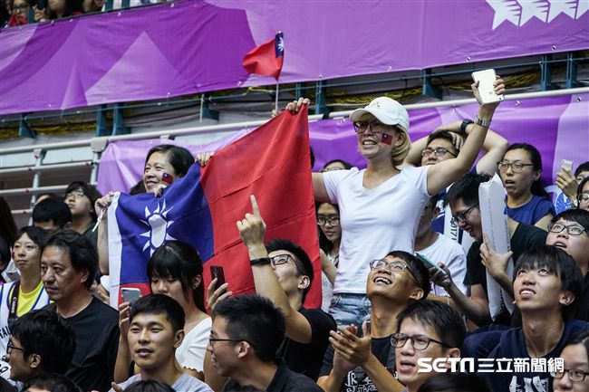 世大運女子排球中華隊與日本爭奪冠軍賽門票。　（圖／記者林敬旻攝）
