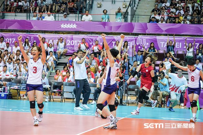 世大運女子排球中華隊與日本爭奪冠軍賽門票。　（圖／記者林敬旻攝）