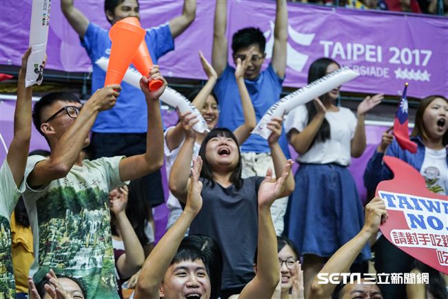 世大運女子排球中華隊與日本爭奪冠軍賽門票。　（圖／記者林敬旻攝）