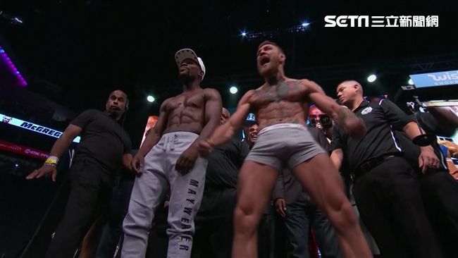 梅威瑟(左)2017年擊敗UFC拳王康納後宣布退役。(圖/翻攝自推特)