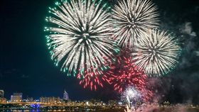 大稻埕煙火絢爛奪目（1）「2017台北河岸音樂季–大稻埕情人日」26日在延平河濱公園及大稻埕碼頭舉辦，晚間8時許施放絢爛煙火點亮夜空，將活動帶到最高潮。中央社記者郭日曉攝　106年8月26日