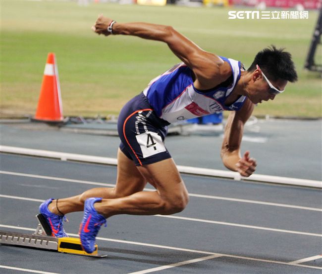 世大運田徑賽高潮疊起台灣選手優異的表現讓全場觀眾High翻天。（記者邱榮吉/攝影）