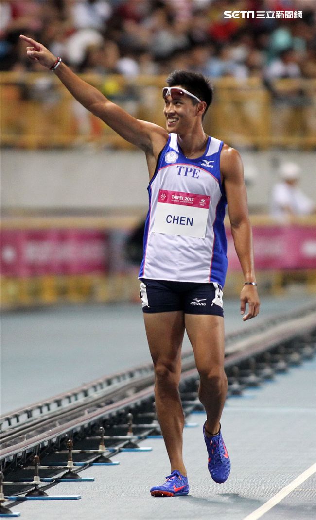 世大運田徑賽高潮疊起台灣選手優異的表現讓全場觀眾High翻天。（記者邱榮吉/攝影）