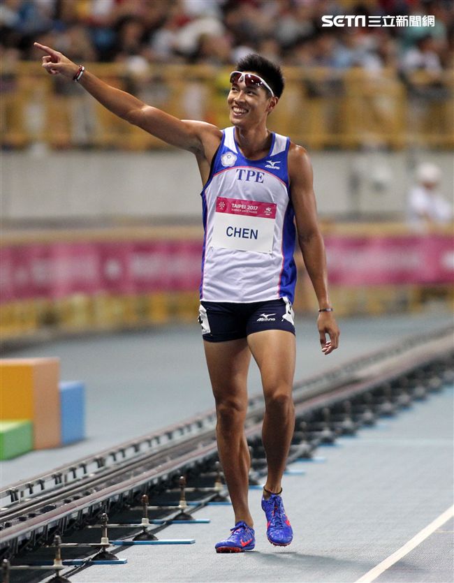 世大運田徑賽高潮疊起台灣選手優異的表現讓全場觀眾High翻天。（記者邱榮吉/攝影）