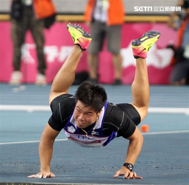 世大運田徑賽高潮疊起台灣選手優異的表現讓全場觀眾High翻天。（記者邱榮吉/攝影）