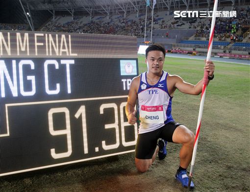 世大運田徑賽高潮疊起台灣選手優異的表現讓全場觀眾High翻天。（記者邱榮吉/攝影）