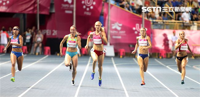 世大運田徑賽高潮疊起台灣選手優異的表現讓全場觀眾High翻天。（記者邱榮吉/攝影）