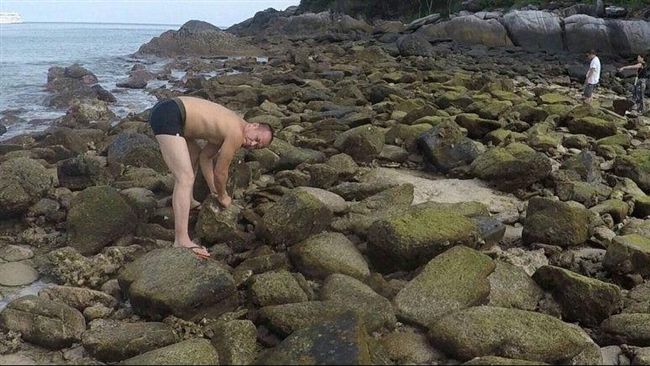 陸客遊泰國　在海邊偷鑿「佛教聖物」
