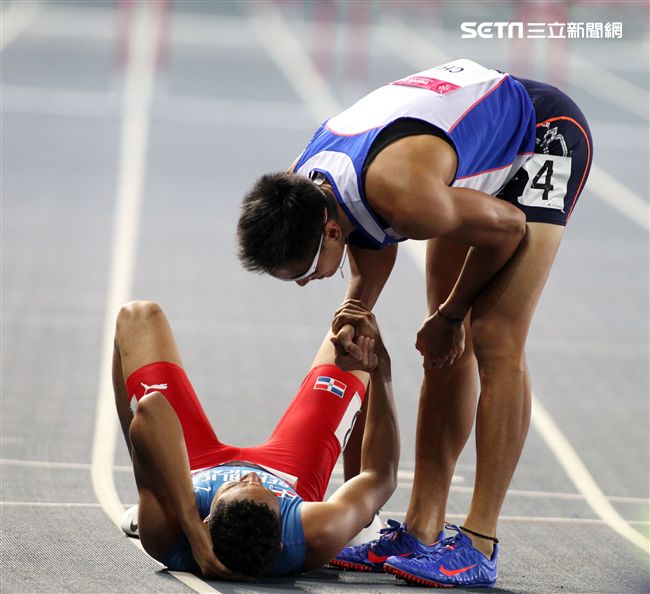 世大運田徑賽高潮疊起台灣選手優異的表現讓全場觀眾High翻天。（記者邱榮吉/攝影）