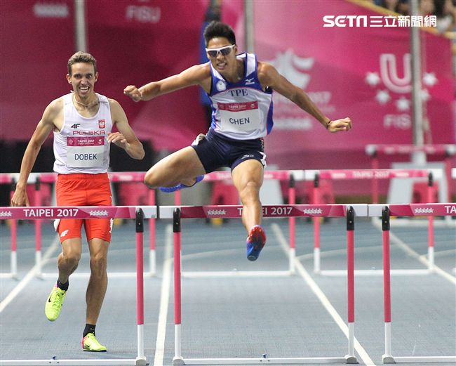 世大運田徑賽高潮疊起台灣選手優異的表現讓全場觀眾High翻天。（記者邱榮吉/攝影）