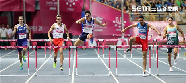 世大運田徑賽高潮疊起台灣選手優異的表現讓全場觀眾High翻天。（記者邱榮吉/攝影）