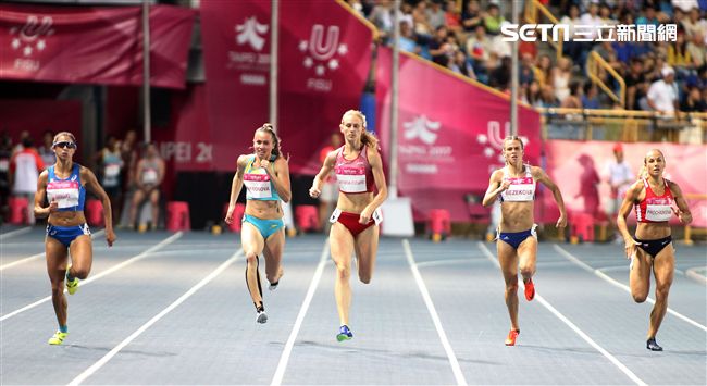 世大運田徑賽高潮疊起台灣選手優異的表現讓全場觀眾High翻天。（記者邱榮吉/攝影）