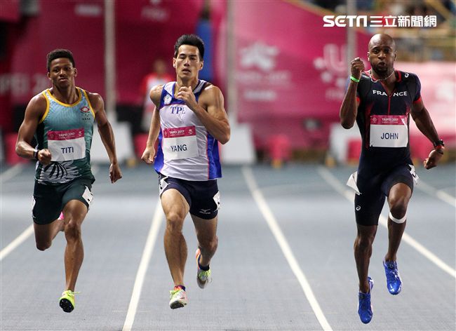 世大運田徑賽高潮疊起台灣選手優異的表現讓全場觀眾High翻天。（記者邱榮吉/攝影）