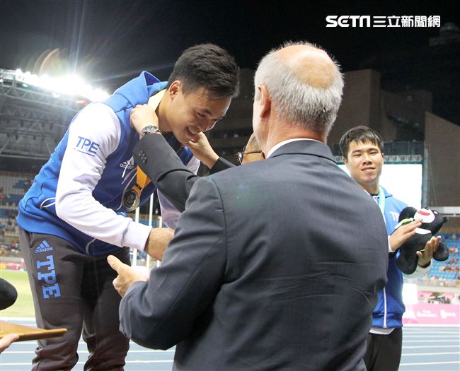 世大運田徑賽高潮疊起台灣選手優異的表現讓全場觀眾High翻天。（記者邱榮吉/攝影）