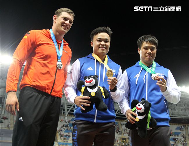 世大運田徑賽高潮疊起台灣選手優異的表現讓全場觀眾High翻天。（記者邱榮吉/攝影）