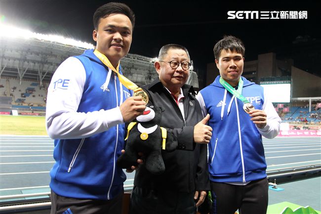 世大運田徑賽高潮疊起台灣選手優異的表現讓全場觀眾High翻天。（記者邱榮吉/攝影）