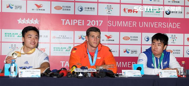 世大運田徑賽高潮疊起台灣選手優異的表現讓全場觀眾High翻天。（記者邱榮吉/攝影）