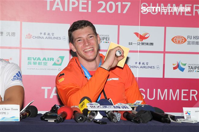 世大運田徑賽高潮疊起台灣選手優異的表現讓全場觀眾High翻天。（記者邱榮吉/攝影）