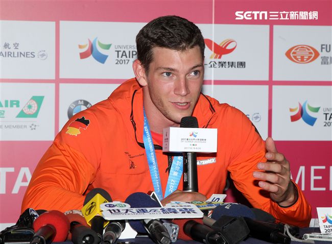 世大運田徑賽高潮疊起台灣選手優異的表現讓全場觀眾High翻天。（記者邱榮吉/攝影）