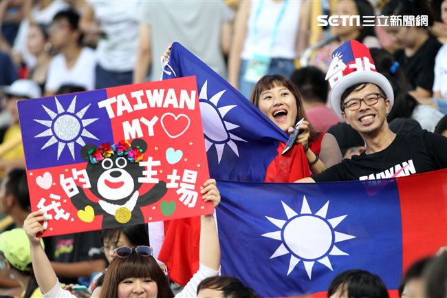 世大運田徑賽高潮疊起台灣選手優異的表現讓全場觀眾High翻天。（記者邱榮吉/攝影）