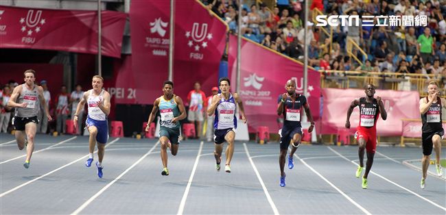 世大運田徑賽高潮疊起台灣選手優異的表現讓全場觀眾High翻天。（記者邱榮吉/攝影）