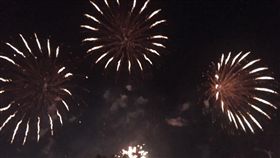 大稻埕情人節煙火，但放到一半出包，還有上萬人擠爆水門。