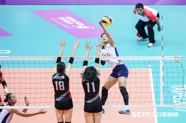 世大運女子排球中華隊與日本爭奪冠軍賽門票。　（圖／記者林敬旻攝）