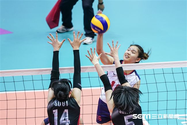 世大運女子排球中華隊與日本爭奪冠軍賽門票。　（圖／記者林敬旻攝）