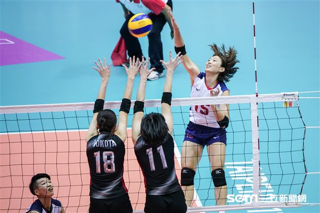 世大運女子排球中華隊與日本爭奪冠軍賽門票。　（圖／記者林敬旻攝）