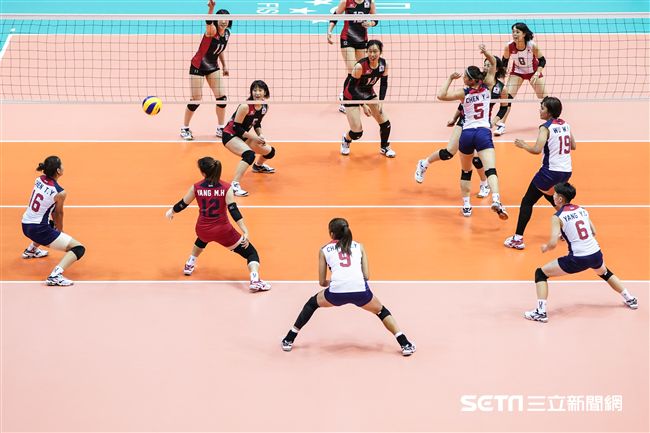 世大運女子排球中華隊與日本爭奪冠軍賽門票。　（圖／記者林敬旻攝）